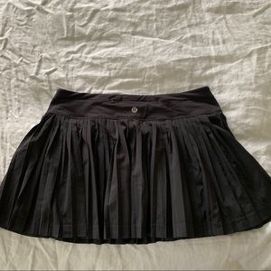 Lululemon size 6 Pleat to Street Black